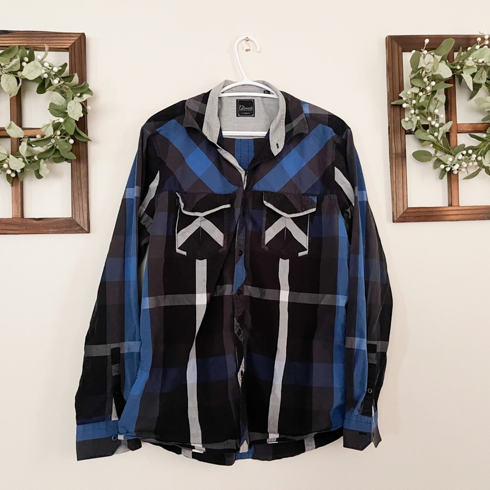 7 Diamonds brand blue and black button up mens shirt. Size XL.